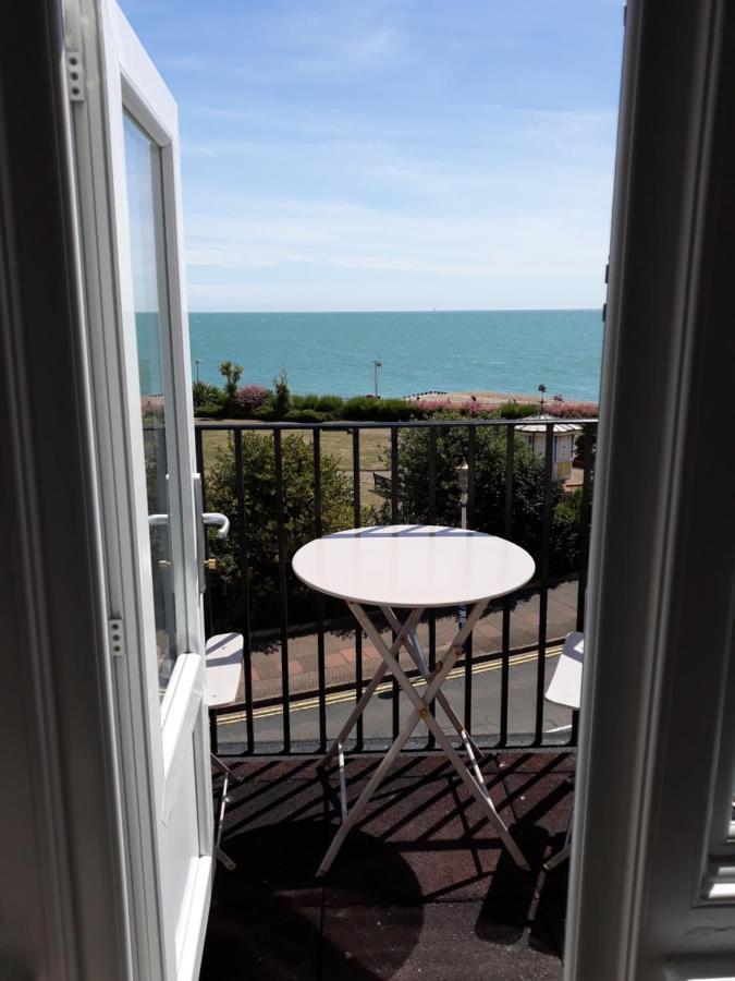 Breakers Bed And Breakfast Eastbourne Eksteriør billede