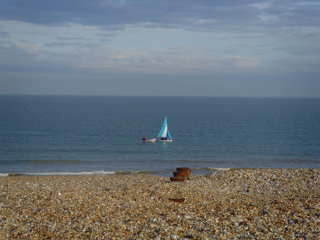 Breakers Bed And Breakfast Eastbourne Eksteriør billede