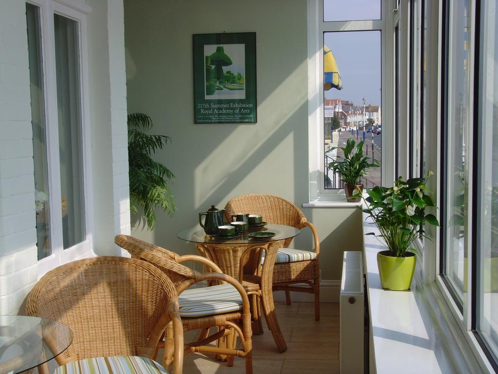 Breakers Bed And Breakfast Eastbourne Eksteriør billede