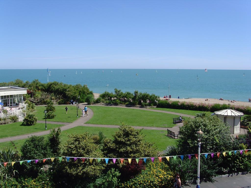 Breakers Bed And Breakfast Eastbourne Eksteriør billede