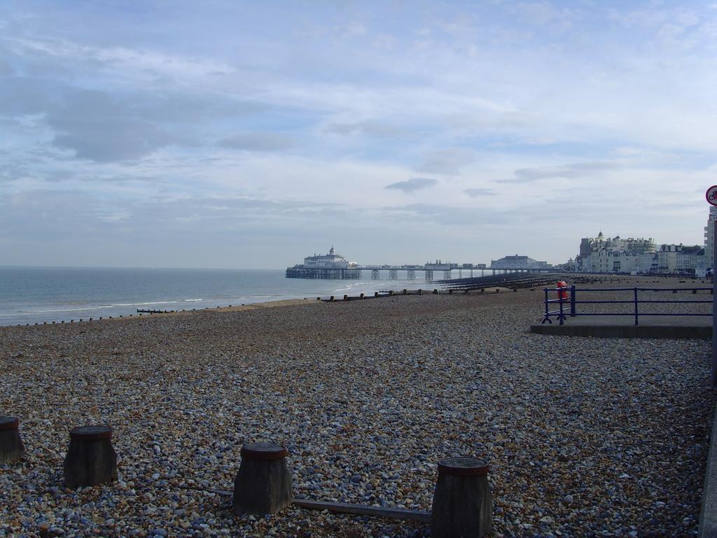 Breakers Bed And Breakfast Eastbourne Eksteriør billede